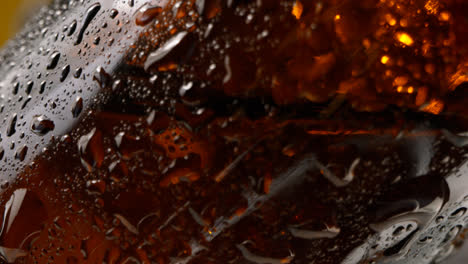 Nahaufnahme-Einer-Person,-Die-Eine-Gekühlte-Glasflasche-Kaltes-Bier-Oder-Alkoholfreie-Getränke-Aus-Einem-Mit-Eis-Gefüllten-Eimer-Vor-Gelbem-Hintergrund-Nimmt-2
